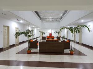 美娜多MTC公寓的大堂配有沙发和棕榈树