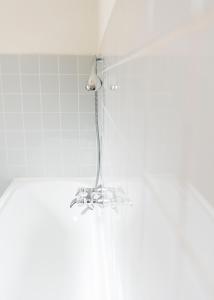 赫尔兴格斯曼德福宾馆的浴室内配有淋浴和头顶淋浴