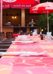赫尔兴格斯曼德福宾馆的一排带红色和粉红色桌布的桌子
