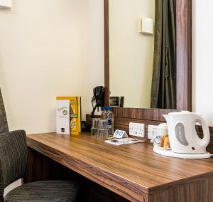 布莱克本Willows, Blackburn by Marston's Inn的一张位于酒店客房内的桌子,上面装有咖啡壶