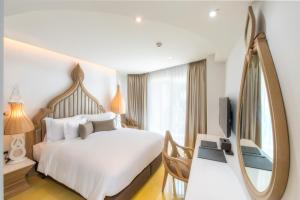 Anajak Bangkok Hotel - SHA Plus客房内的一张或多张床位