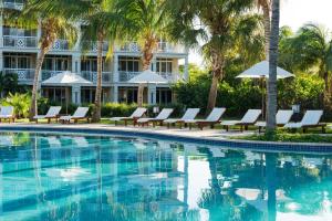 格雷斯湾Alexandra Resort - All Inclusive的一个带躺椅的游泳池和一间酒店