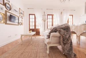 奥良The Salt House的白色的客厅配有沙发和桌子