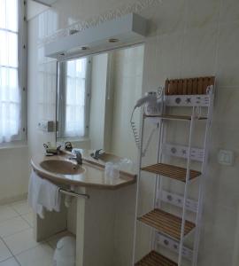 马耶讷之家大酒店的一间带水槽和镜子的浴室