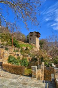 马克里尼撒Volos View Residence的山顶上的石头塔