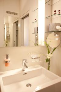 盖拉斯Schüttkasten Geras的浴室设有白色水槽和镜子