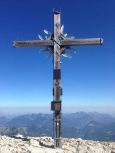 罗孚尔Alte Zimmerei - Lofer的山顶上的木十字架