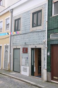 埃斯波森迪Hostel Eleven的街道上拥有蓝色瓷砖外墙的建筑