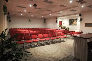 旧柳博夫尼亚Hotel SOREA ĽUBOVŇA的一个空的礼堂,里面装着红色椅子