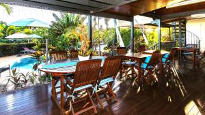 布鲁姆布鲁姆之影住宿加早餐旅馆的一个带桌椅的庭院和一个游泳池