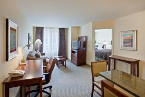 马科尔蒂奥Staybridge Suites Everett - Paine Field, an IHG Hotel的酒店客房设有一间卧室和一间客厅。