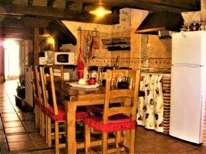 莫加拉斯安帕罗乡村度假屋的厨房配有桌椅和冰箱。