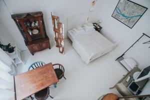 布达佩斯利兹玛丽之仙境公寓的卧室享有高空美景,配有一张床和一张桌子