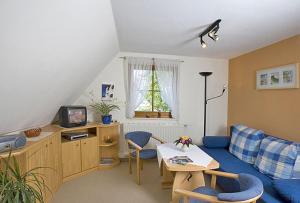 Am DonnerbergFerienwohnungen Altenberg ERZ 060的客厅配有沙发和桌子