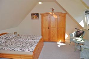 施托尔佩奥夫乌塞多姆Ferienhaus Stolpe USE 2481的一间卧室配有一张床和一个木制橱柜