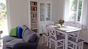 科尔平塞Ferienhaus Koelpinsee USE 2871的客厅配有桌子和沙发