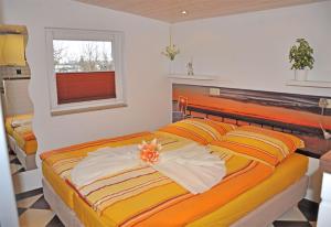 沃尔加斯特Ferienhaus Wolgast USE 2951的一间卧室,配有一张带鲜花的床