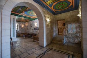 伯利恒Abrahams Herberge - Beit Ibrahem的走廊上设有多彩的天花板