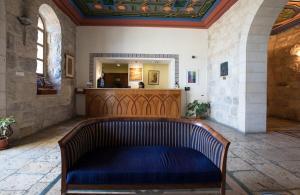伯利恒Abrahams Herberge - Beit Ibrahem的房间的中央板凳