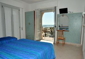 假日海滩酒店客房内的一张或多张床位