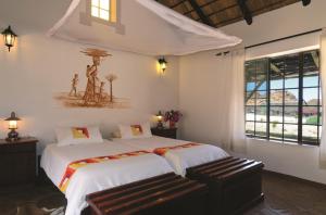 KanebisGondwana Canyon Village的一间卧室设有两张床和窗户。