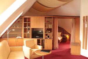 贡岑豪森鲍尔沃尔夫酒店的带沙发和电视的客厅