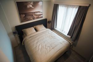 奥斯坦德O-Mer Oostende的一间卧室设有一张大床和大窗户