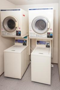 福冈中今旅馆的客房内的2台洗衣机和干衣机
