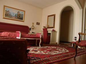 奎托·迪·特雷维索科尔蒂纳莫布勒住宿加早餐旅馆的客厅配有红色沙发和地毯。