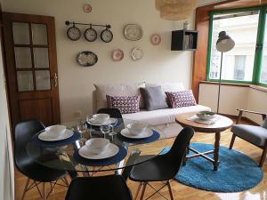 马托西纽什Porto 1 Bedroom Beach Apartment的客厅配有沙发和桌椅