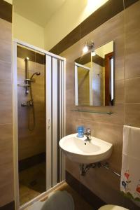 加利波利Via Imperia的浴室配有盥洗盆和带镜子的淋浴