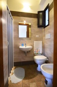 加利波利Via Imperia的一间带水槽和卫生间的浴室