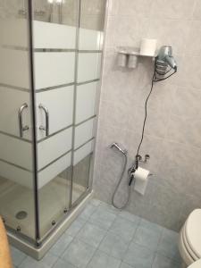 切萨雷奥港阿尔伯格普利玛维拉旅馆的带淋浴和卫生间的浴室