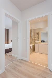 华沙莫克托夫铂金住宅公寓的白色的客房设有床和浴室。