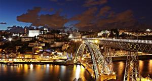 加亚新城Porto Bridges By Living Well的一座在河上过夜的桥梁