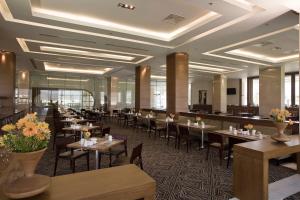 阿菲永Jura Hotels Afyon Thermal的用餐室配有桌椅