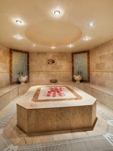 乌奇希萨尔喜萨卡亚奥特酒店的大型浴室设有两个盥洗盆和一个大浴缸。