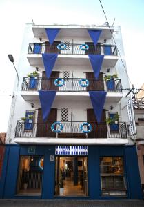 布拉内斯米兰达旅馆 的挂在上面的蓝旗建筑