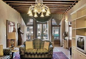 威尼斯圣菲尔米诺住宿加早餐酒店的带沙发和吊灯的客厅