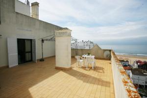 波尔蒂芒Algarve terraço da Bela Vista Edf Cruzeiro的一个带桌椅的海景阳台