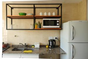 萨尔塔Departamento Salta的厨房配有水槽和白色冰箱