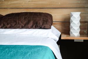 萨尔塔Departamento Salta的一张带棕色枕头和木制床头板的床
