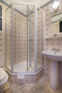 诺德奈路基尔豪斯艾姆丹麦尔酒店的带淋浴和盥洗盆的浴室