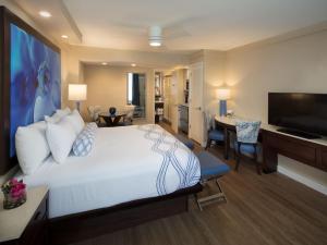 萨拉索塔丽都海滩度假酒店 - 萨拉索塔的一间带大床的卧室和一间客厅