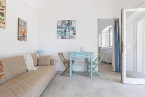 奥斯图尼La Murreddina by BarbarHouse的客厅配有沙发和桌子
