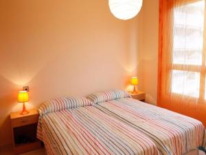 拉皮内达SHG Maldivas III的一间卧室配有一张床,两台桌子上放着两盏灯