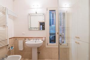 威尼斯Romantic Suite San Marco的一间带水槽和玻璃淋浴的浴室