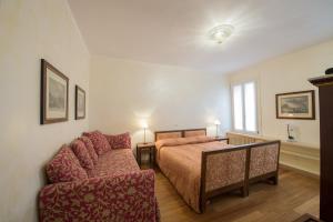 威尼斯Romantic Suite San Marco的一间卧室配有一张床和一张沙发