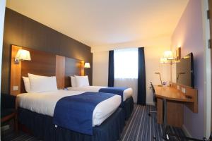 纽尼顿纳尼顿假日快捷酒店的酒店客房配有两张床和一张书桌
