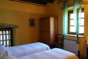 蓬特雷莫利艾乔司住宿加早餐旅馆的一间卧室设有两张床和窗户。